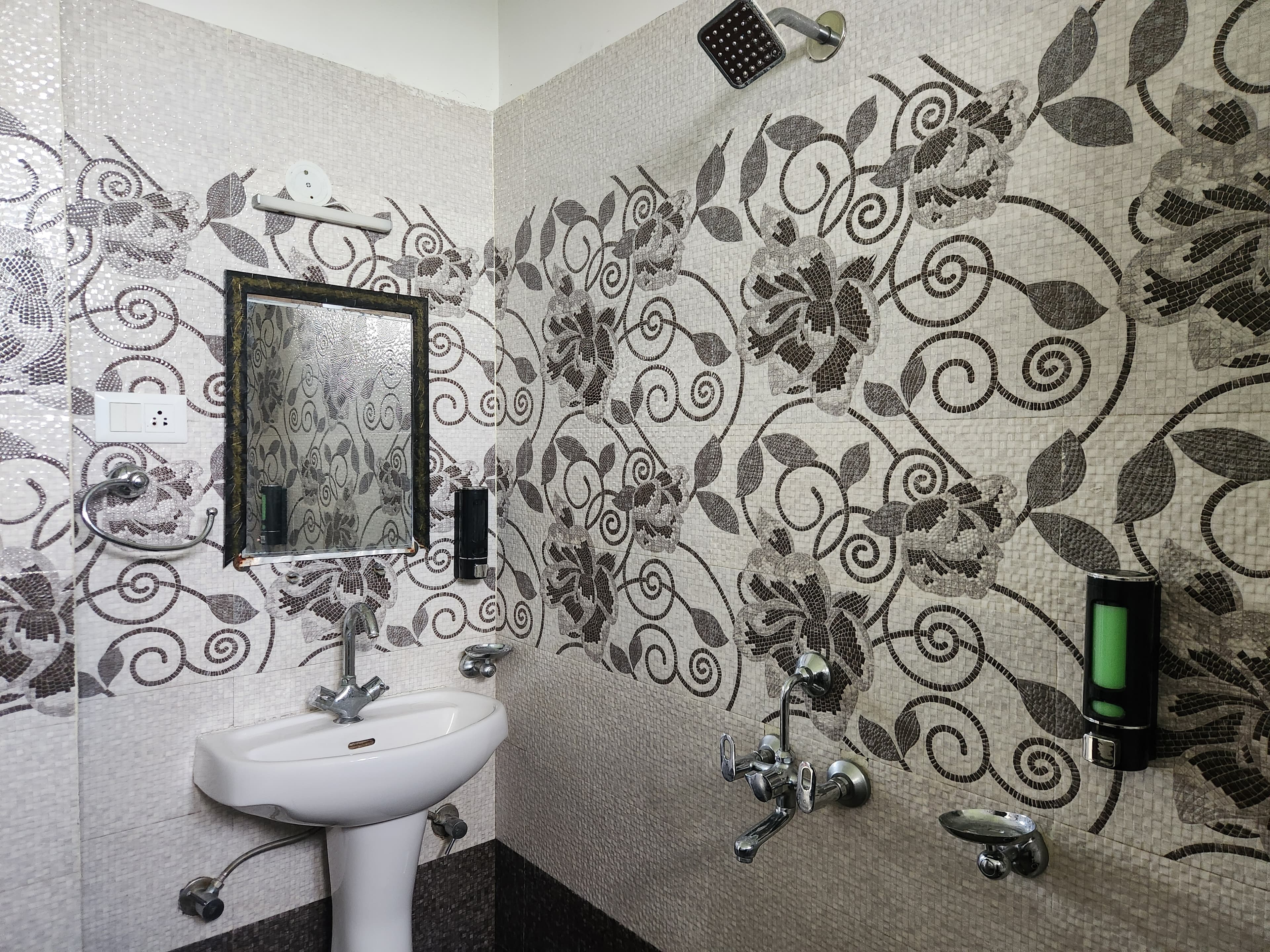 Seating Area & Decor